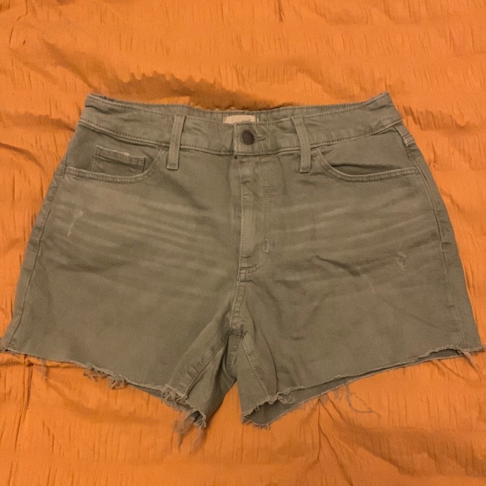Unerversal thread green cut off midi shorts. Size 8/29